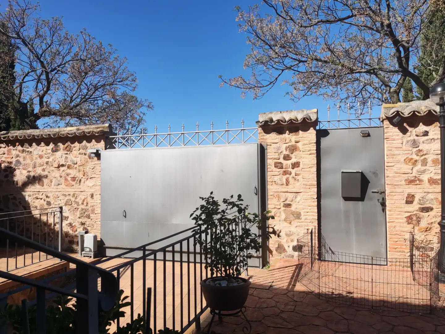 Vista exterior de Casa o xalet en venda en Ciudad Real amb Aire condicionat, Calefacció i Jardí privat