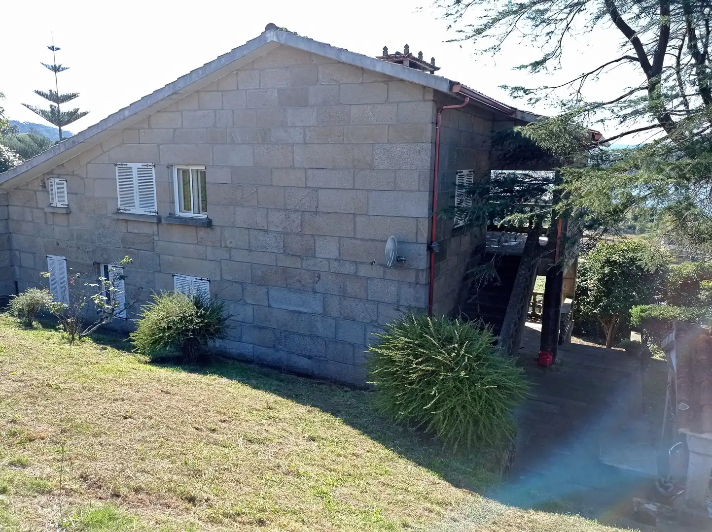 Vista exterior de Casa o xalet en venda en Pontevedra Capital  amb Calefacció, Jardí privat i Parquet
