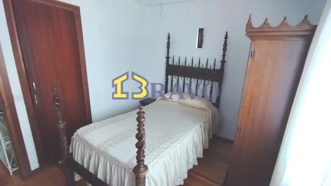 Dormitori de Casa o xalet en venda en Medina de Pomar amb Calefacció, Jardí privat i Piscina