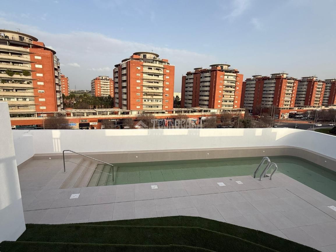 Piscina de Piso en venta en  Sevilla Capital con Calefacción y Terraza