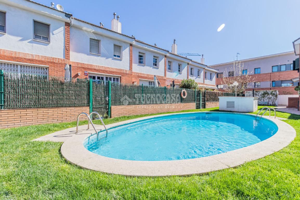 Piscina de Casa adosada de lloguer en Sant Cugat del Vallès amb Aire condicionat, Calefacció i Parquet
