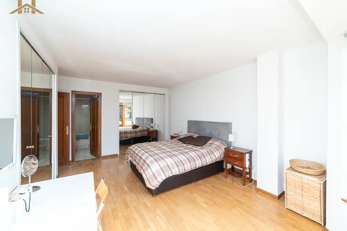 Dormitori de Casa adosada en venda en Majadahonda amb Aire condicionat, Calefacció i Terrassa