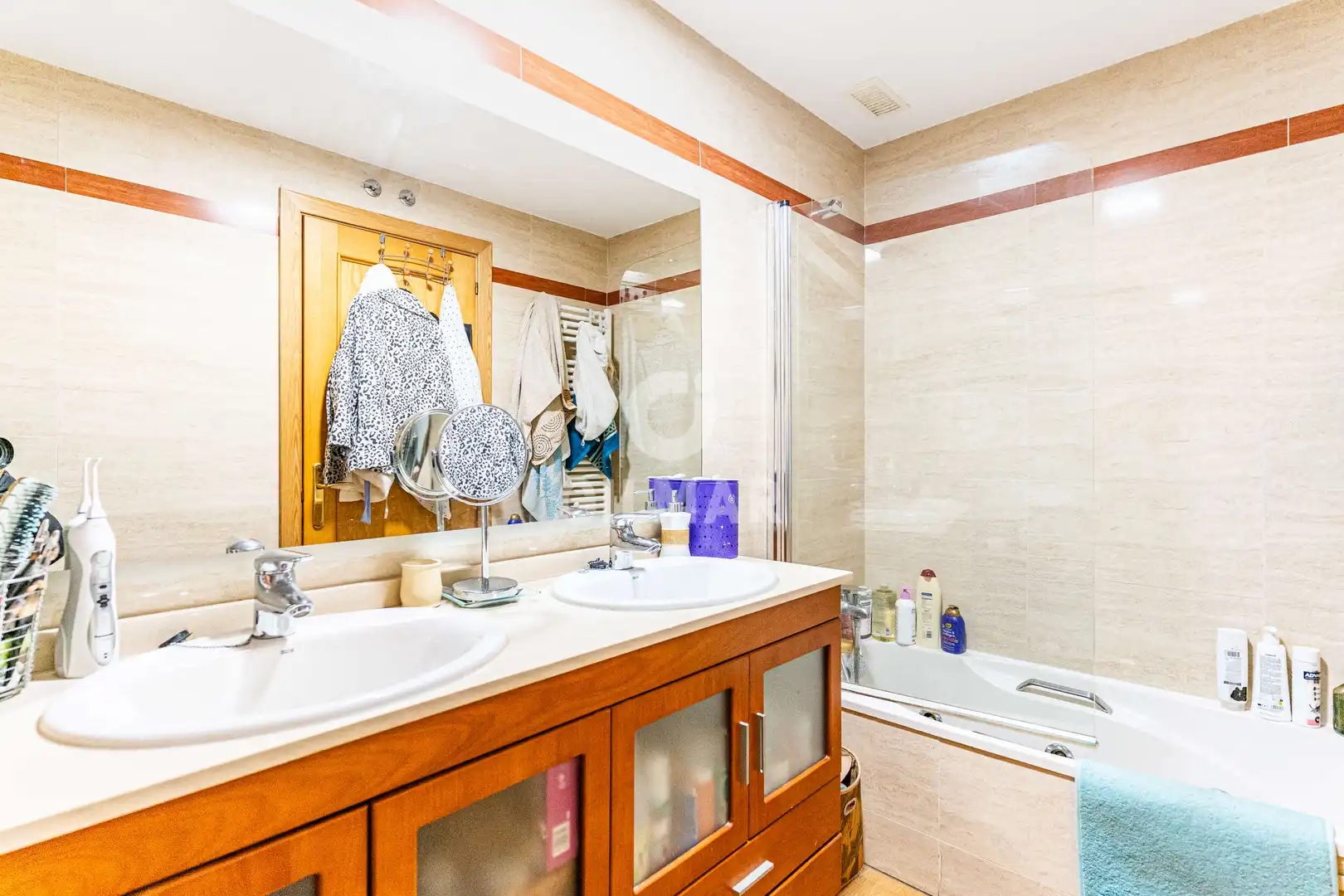 Badezimmer von Einfamilien-Reihenhaus zum Verkauf in Arroyomolinos (Madrid) mit Heizung, Privatgarten und Schwimmbad