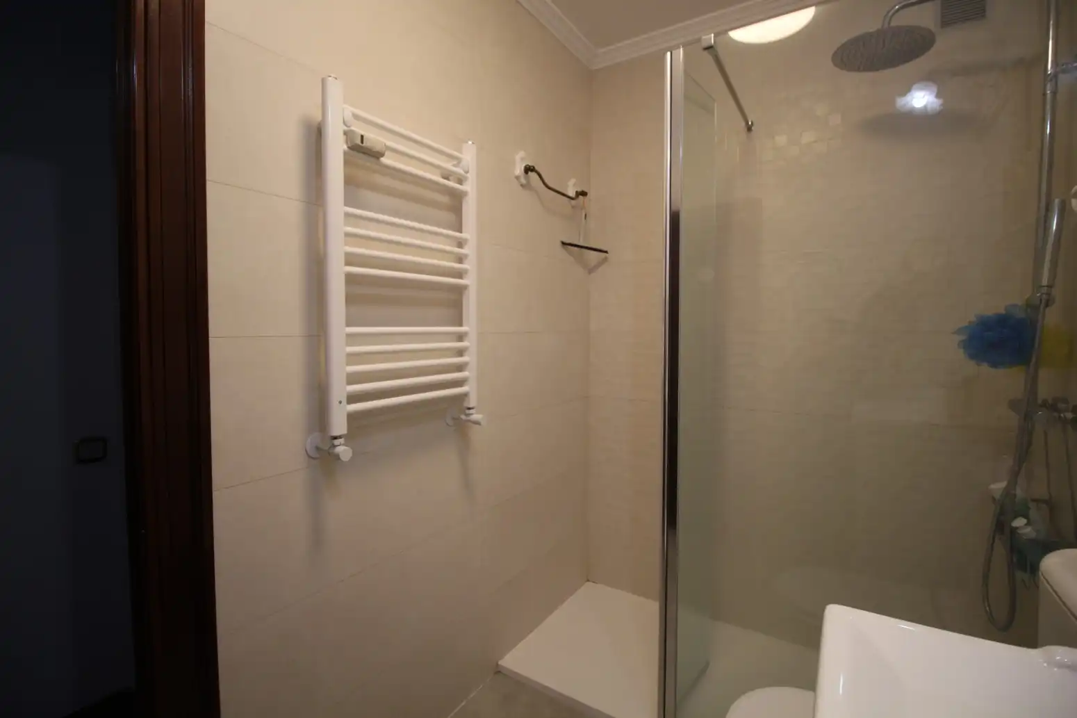 Bathroom of Flat for rent in Gijón   with Heating and Parquet flooring