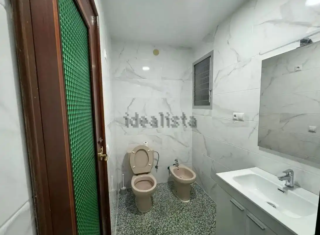Baño de Piso en venta en Mislata con Horno, Lavadora y Balcón