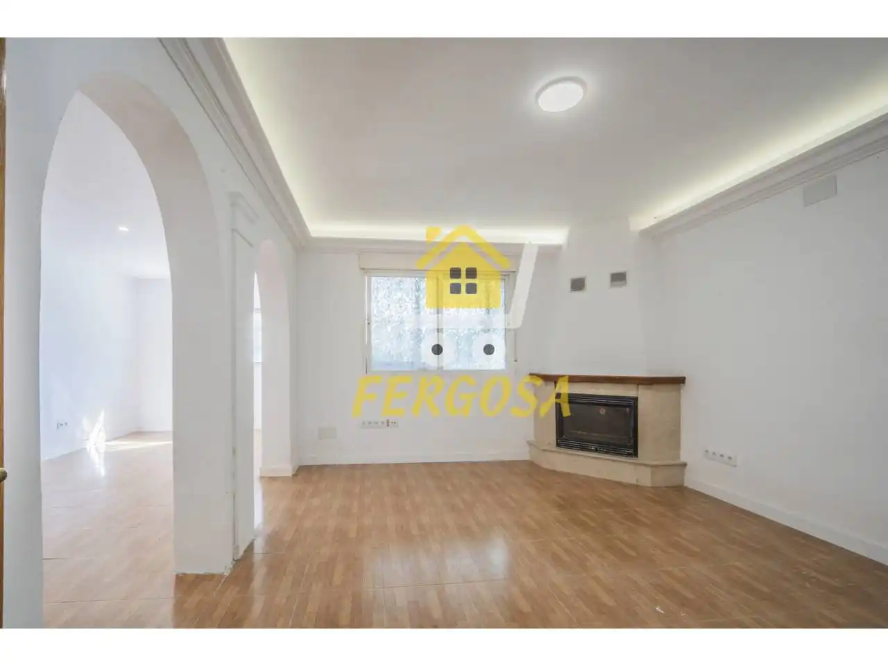 Sala d'estar de Casa adosada en venda en Las Ventas de Retamosa amb Jardí privat, Terrassa i Piscina