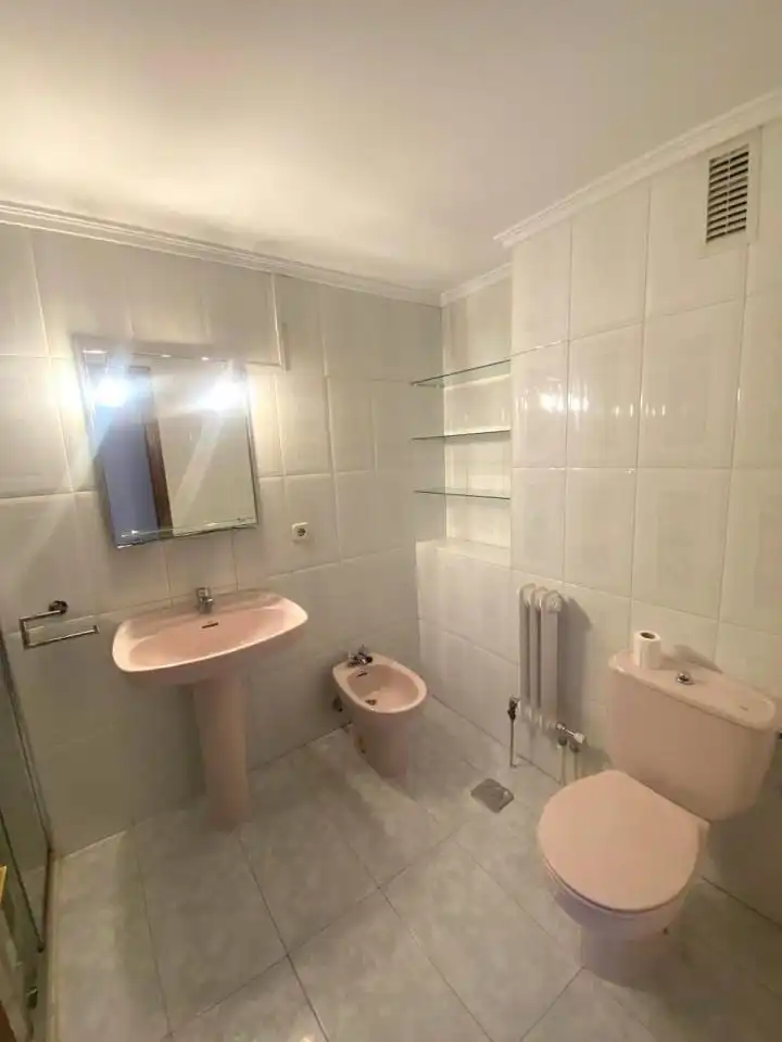 Badezimmer von Wohnung zur Miete in León Capital  mit Heizung und Abstellraum