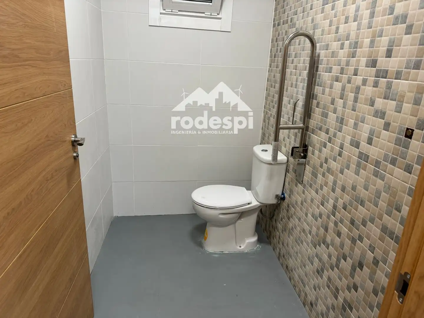 Bathroom of Commercial properties for rent in Arbo  with Furnished