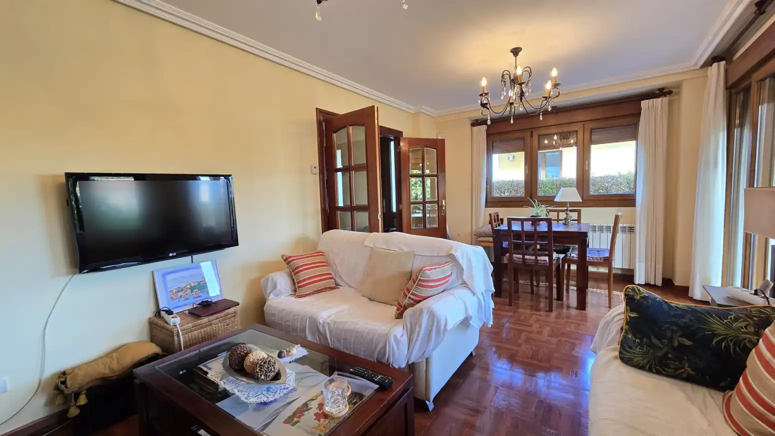 Sala d'estar de Casa adosada en venda en Suances amb Calefacció, Jardí privat i Parquet