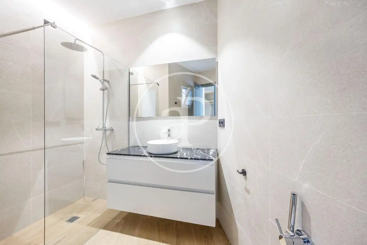 Bathroom of Flat for rent in Valencia  with Air Conditioner, Heating and Balcony