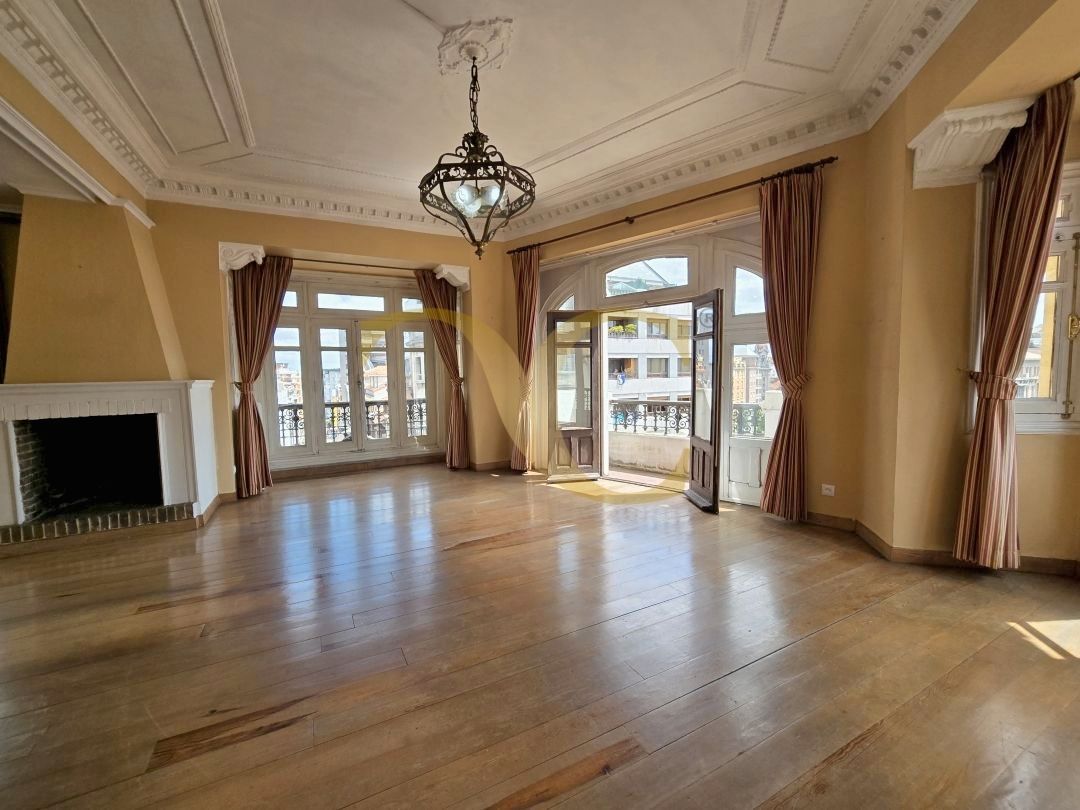 Sala de estar de Piso en venta en Oviedo  con Calefacción, Trastero y Balcón