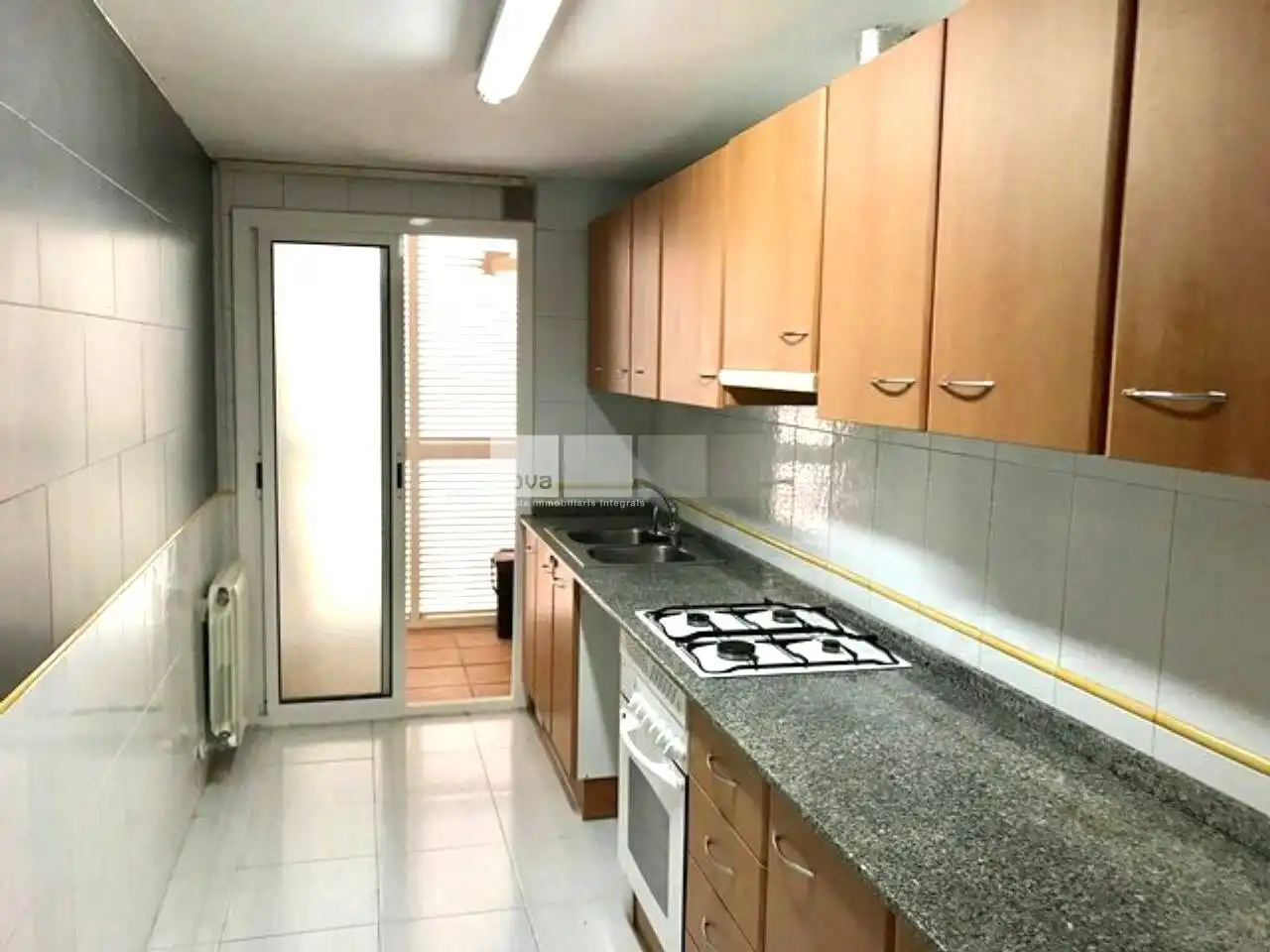 Küche von Wohnung zum Verkauf in Tona mit Heizung und Balkon