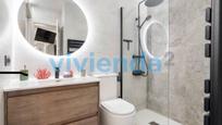 Bathroom of Flat for sale in  Madrid Capital  with Air Conditioner, Heating and Furnished