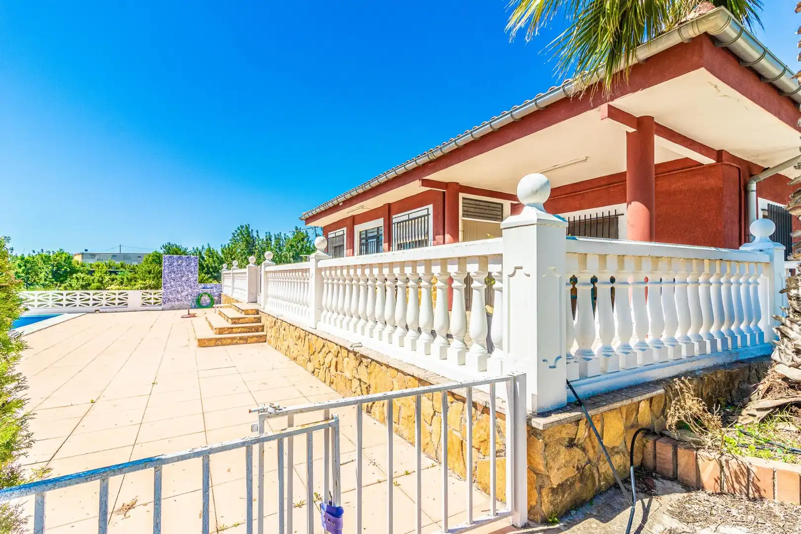 Außenansicht von Haus oder Chalet zum Verkauf in Carlet mit Privatgarten, Terrasse und Schwimmbad
