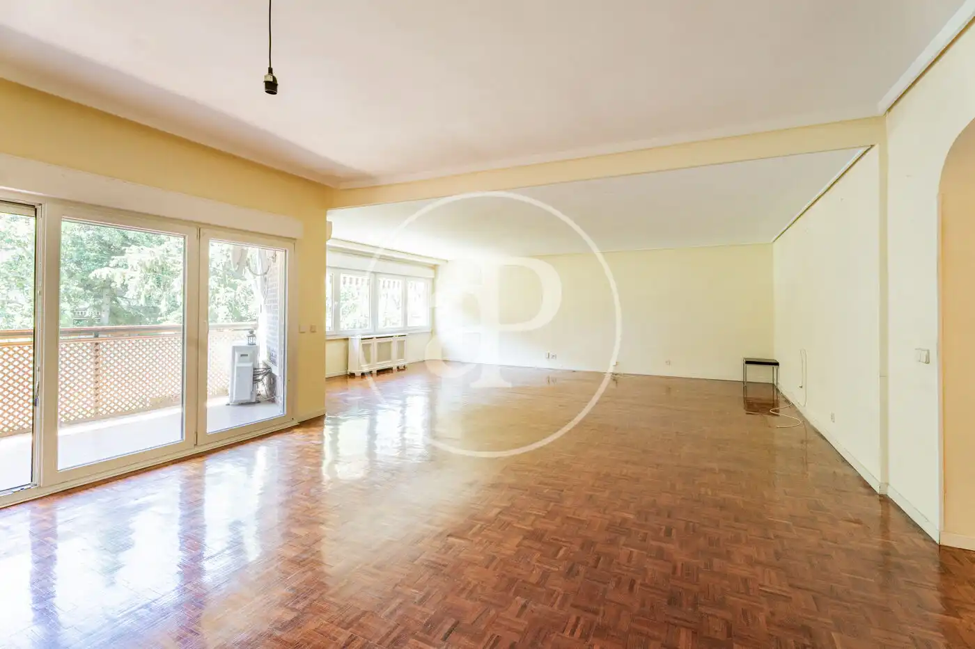 Vista exterior de Piso de alquiler en Madrid con Aire acondicionado, Calefacción y Jardín privado