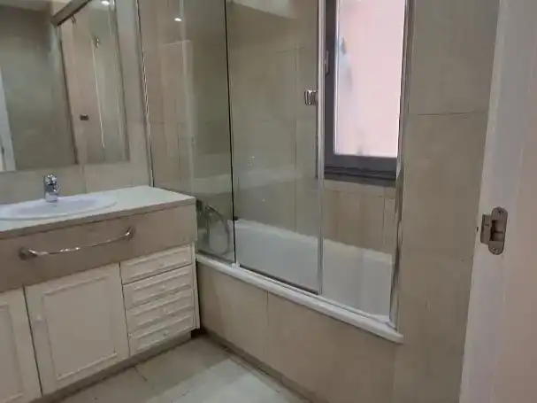 Badezimmer von Wohnung zur Miete in  Madrid Capital mit Klimaanlage und Schwimmbad