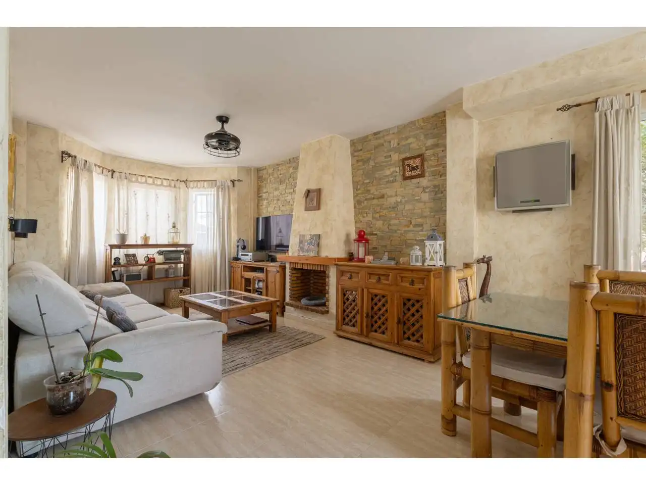 Living room of Detached homes for sale in La Pobla de Vallbona  with Air Conditioner, Heating and Private garden