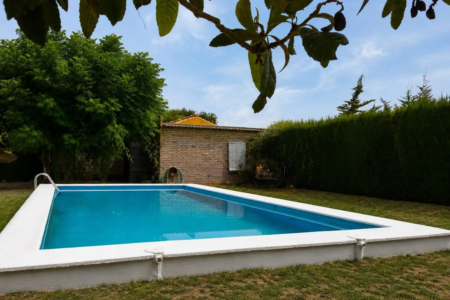 Piscina de Casa o xalet en venda en Sanlúcar la Mayor amb Jardí privat, Traster i Piscina
