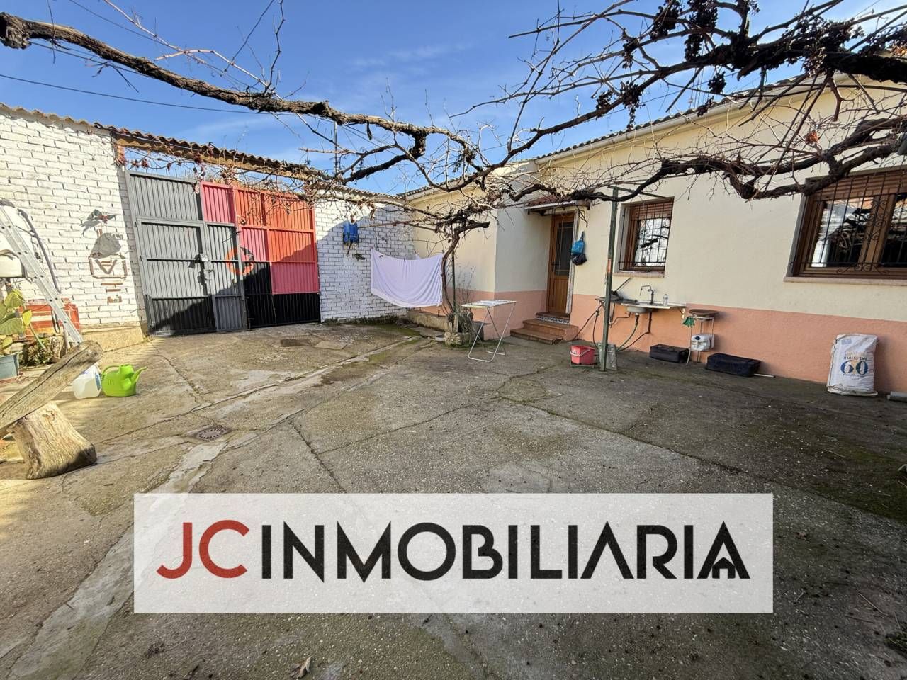 Vista exterior de Casa o xalet en venda en Tordehumos amb Calefacció, Jardí privat i Moblat