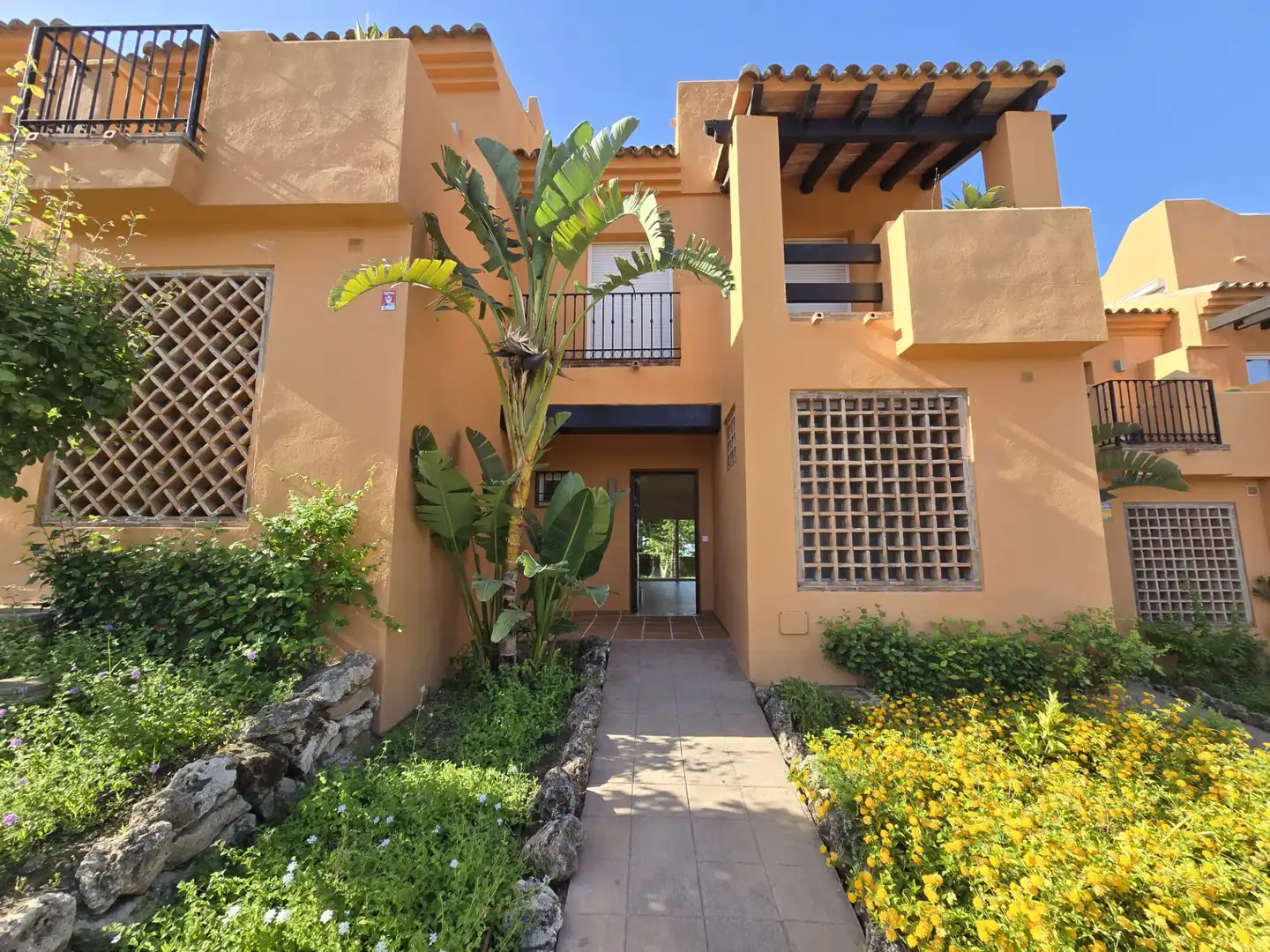 Vista exterior de Casa adosada en venta en Benahavís con Aire acondicionado, Jardín privado y Terraza