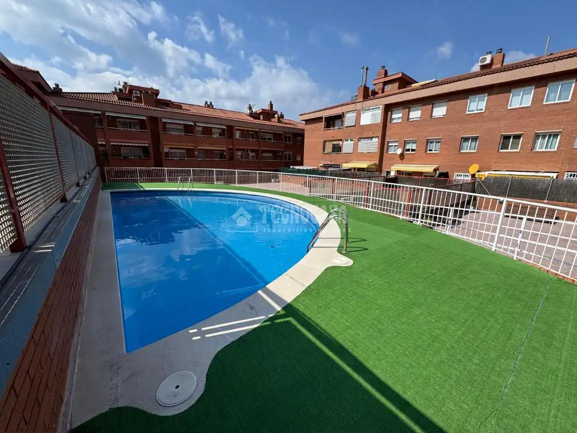 Piscina de Local en venta en Sant Joan Despí con Aire acondicionado y Terraza