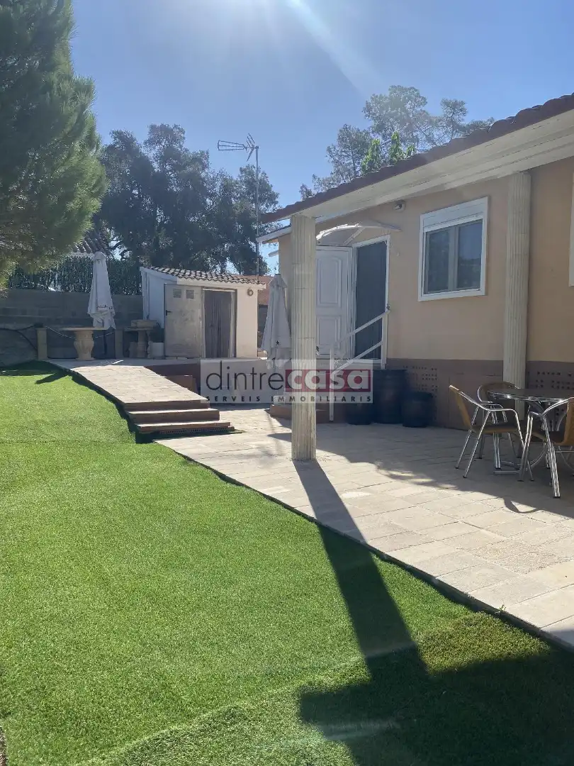Vista exterior de Casa o xalet en venda en Tordera amb Calefacció, Jardí privat i Parquet