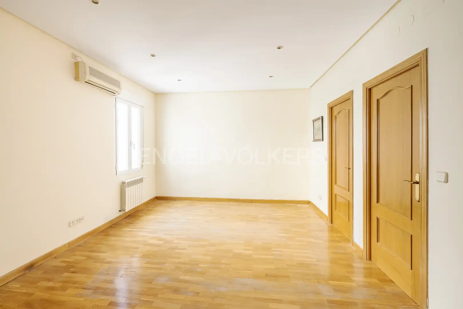 Living room of Flat for rent in Madrid  with Air Conditioner, Heating and Parquet flooring
