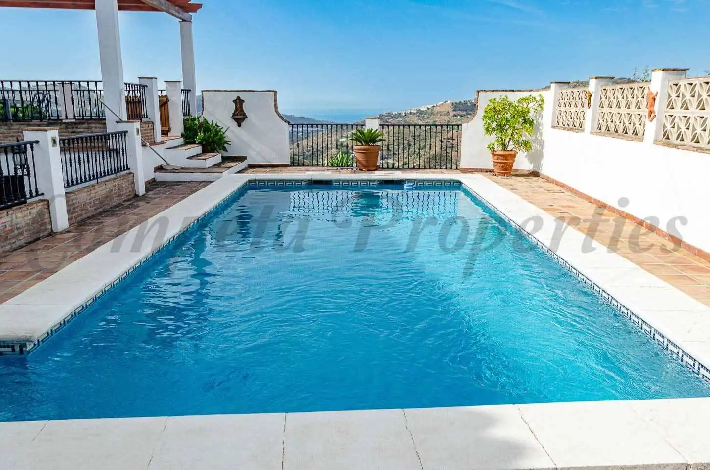 Houses for sale in Canillas de Albaida, Málaga