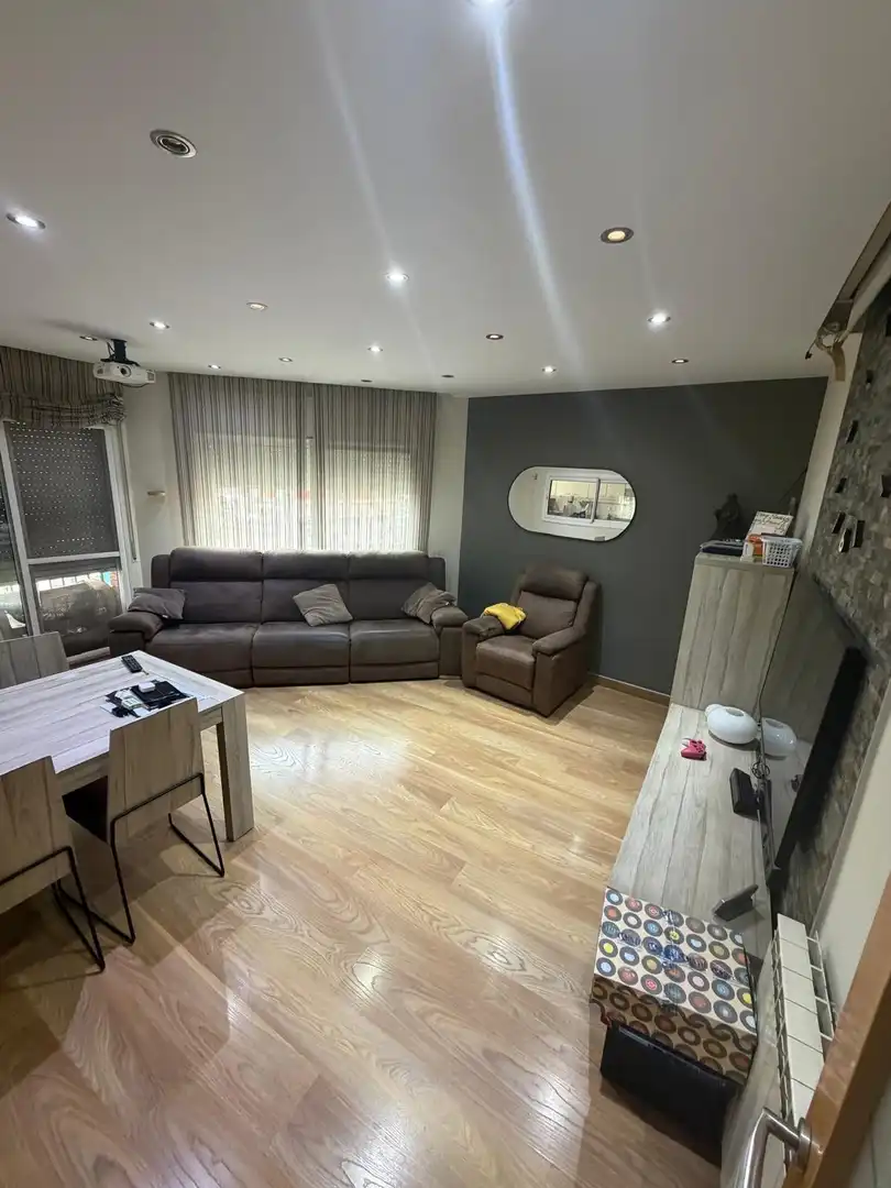 Sala de estar de Piso en venta en Cornellà de Llobregat con Aire acondicionado, Calefacción y Terraza