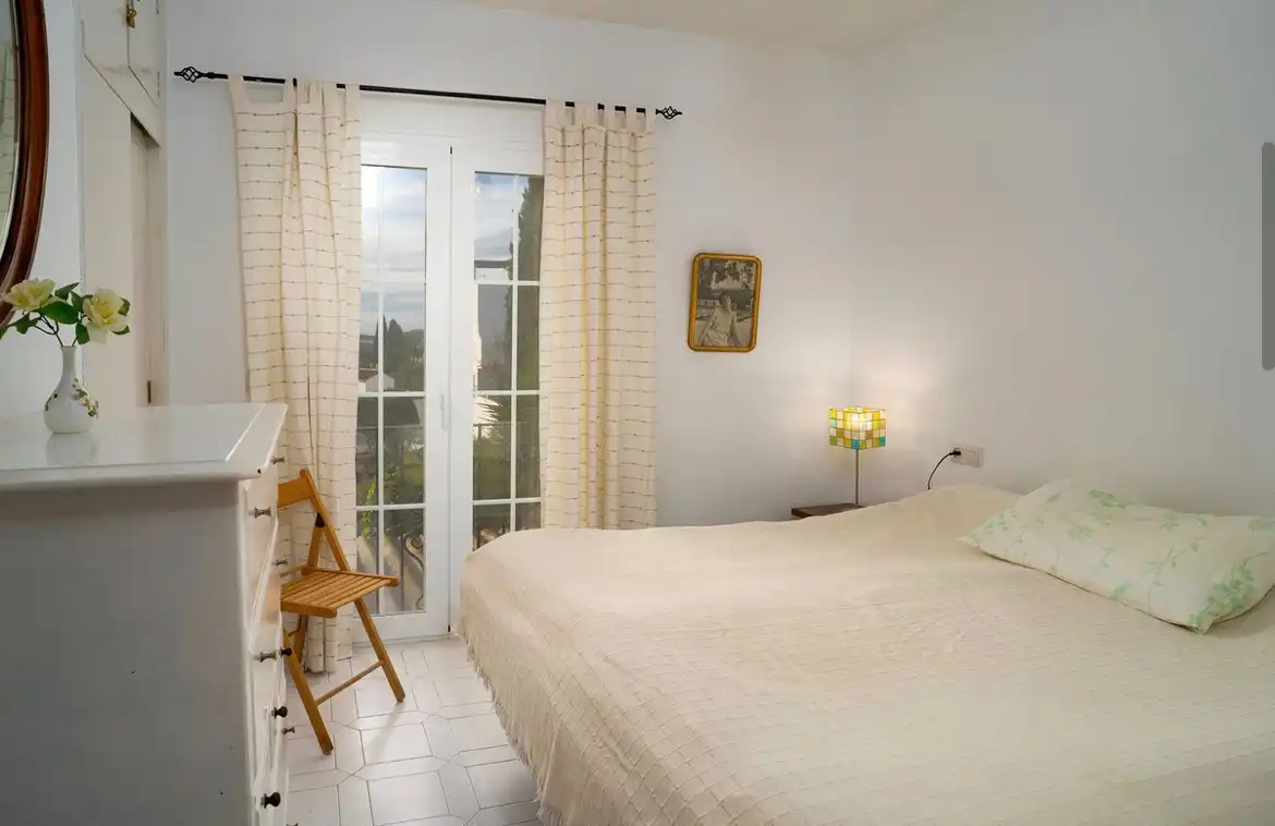 Dormitori de Pis en venda en Mijas amb Aire condicionat, Terrassa i Moblat