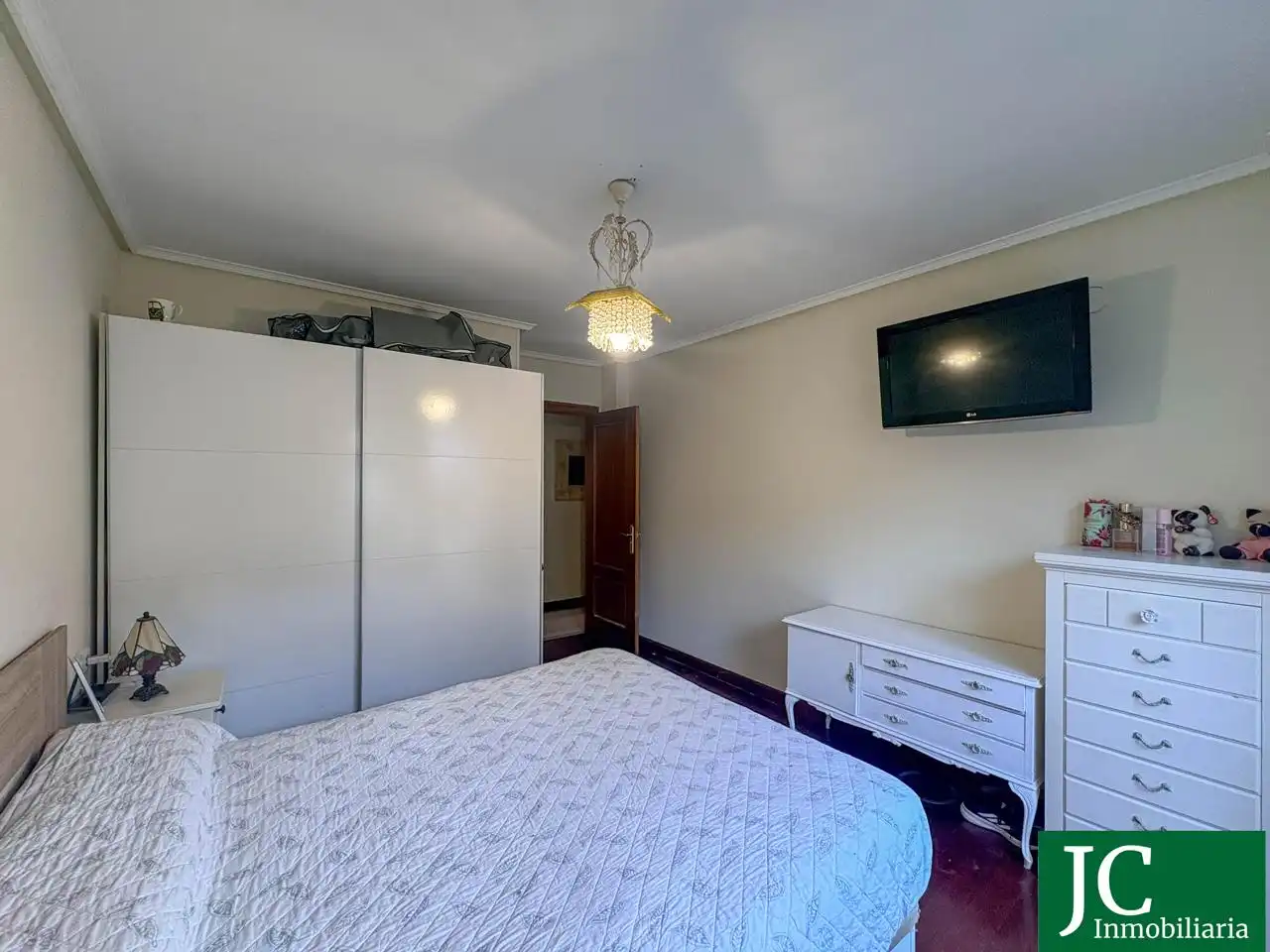 Dormitori de Apartament en venda en Bárcena de Cicero amb Calefacció, Parquet i Terrassa