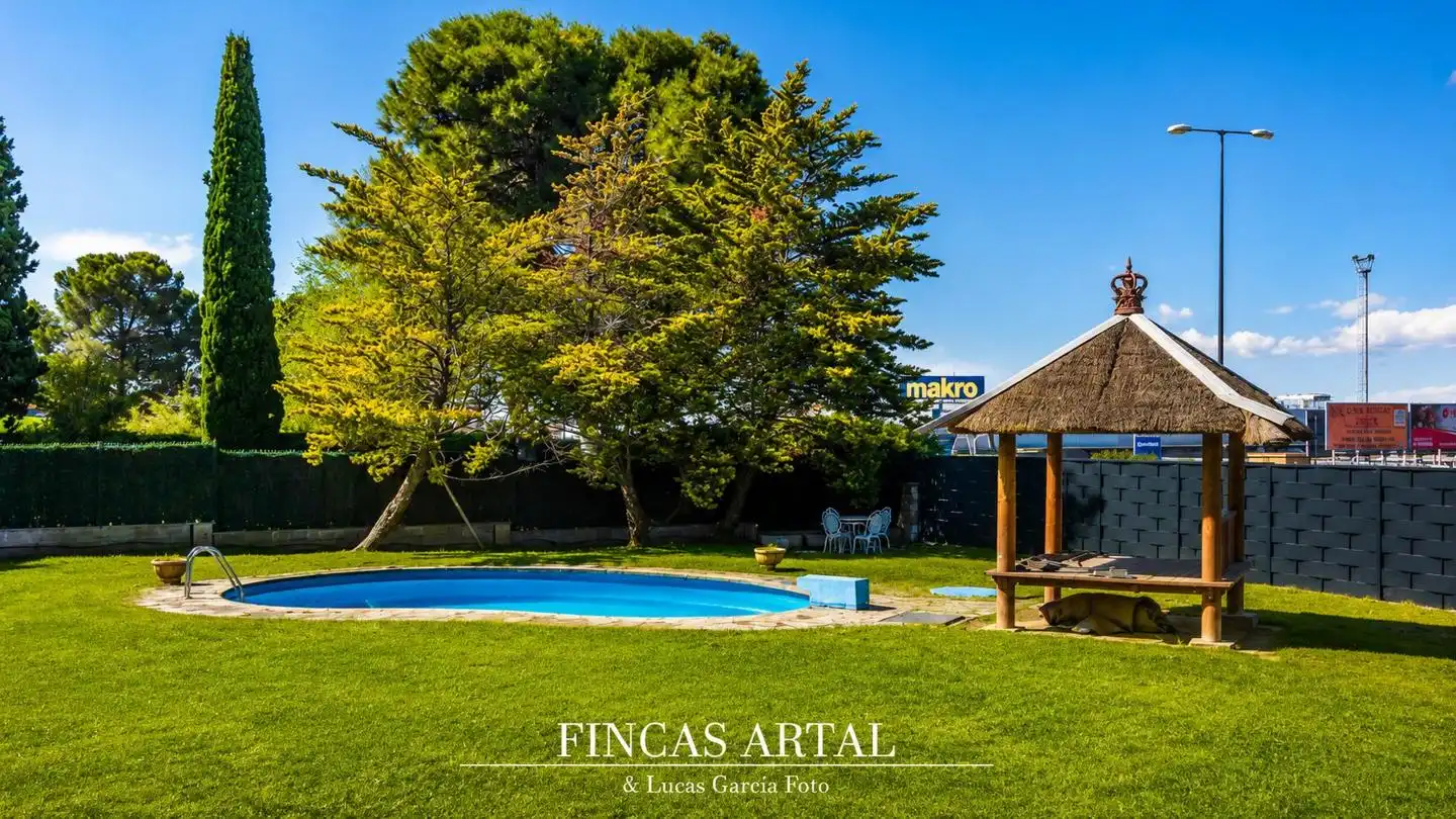 Garden of Houses for sale in Zaragoza  with Air Conditioner, Heating and Private garden