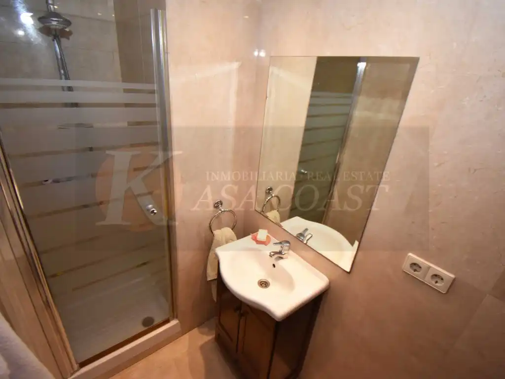 Bathroom of Flat for sale in Fuengirola  with Air Conditioner, Private garden and Terrace
