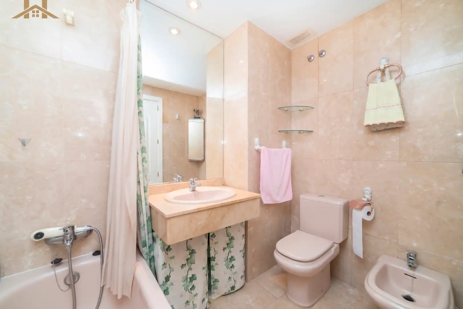 Baño de Casa adosada en venta en Madrid con Aire acondicionado, Calefacción y Jardín privado