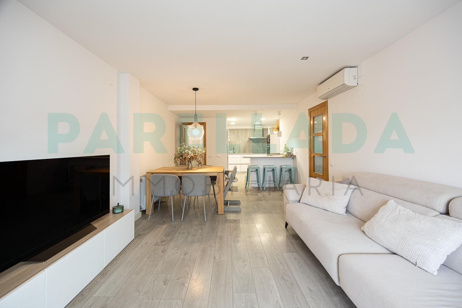Living room of Flat for sale in Badalona  with Air Conditioner, Heating and Parquet flooring