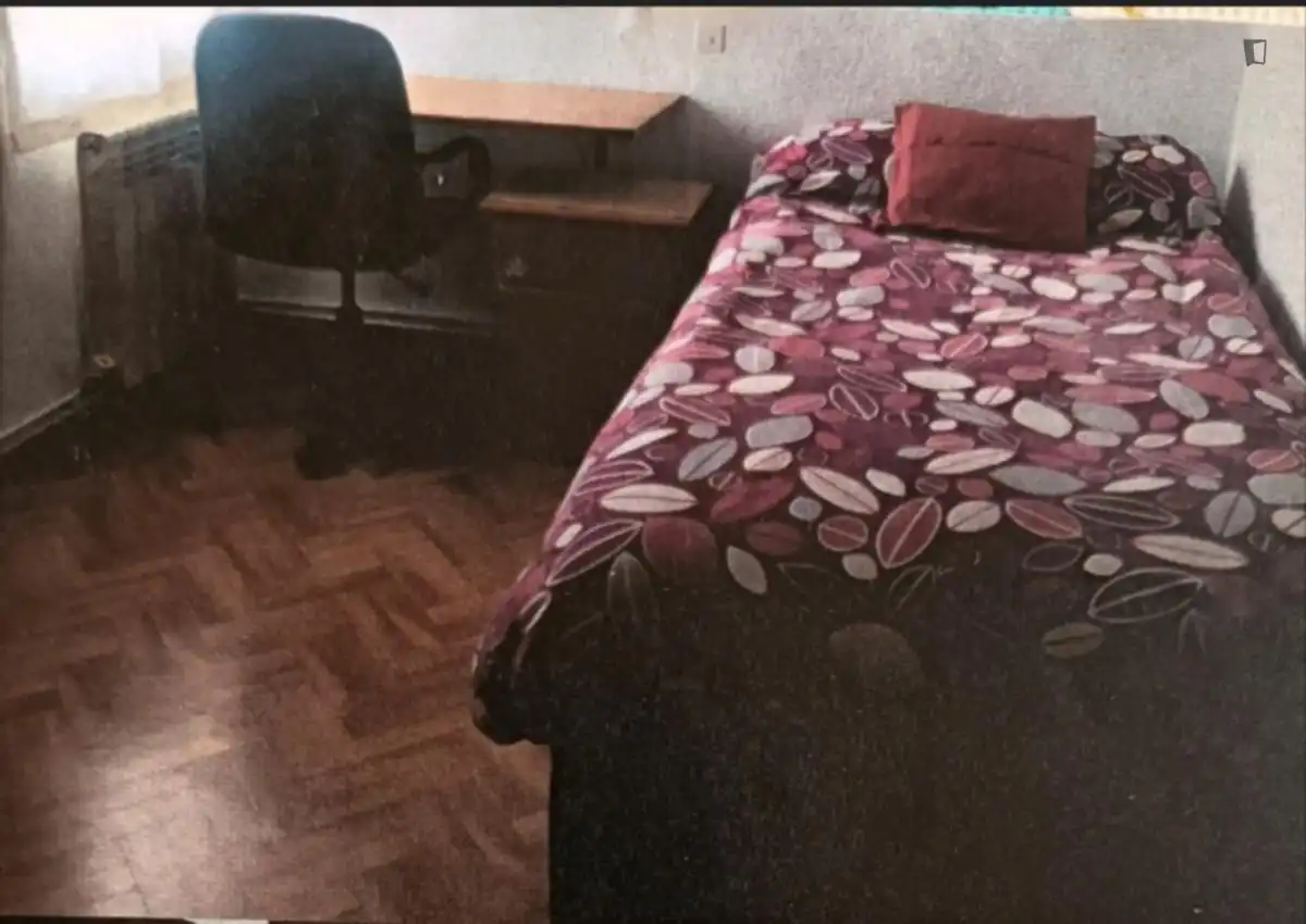Habitación de Apartamento para compartir en Madrid con Aire acondicionado, Calefacción y Amueblado
