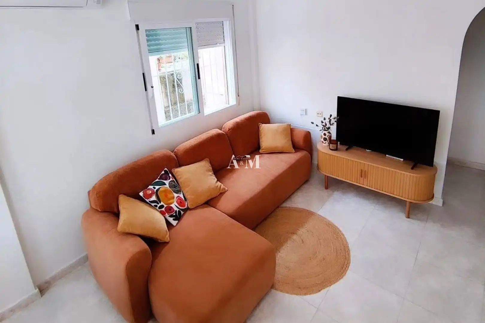 Sala de estar de Casa adosada de alquiler en Torrevieja con Aire acondicionado, Jardín privado y Terraza
