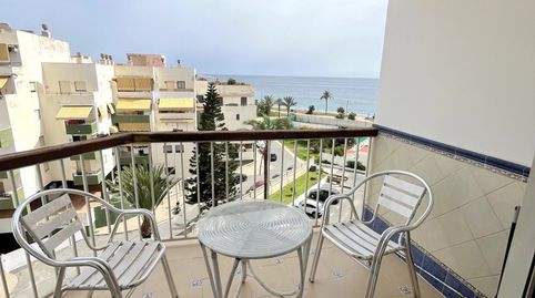 Se vende piso de un dormitorio en la conocida urbanización Salomar 2000, en primera línea de la costa de Granada, ideal como vivie