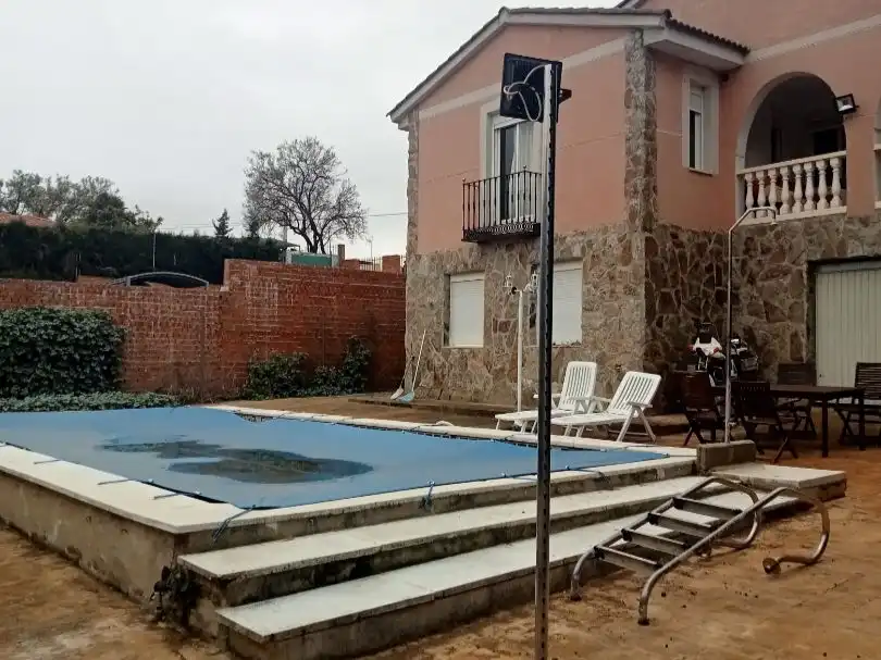 Xalet amb jardí en venda a Calle España 33