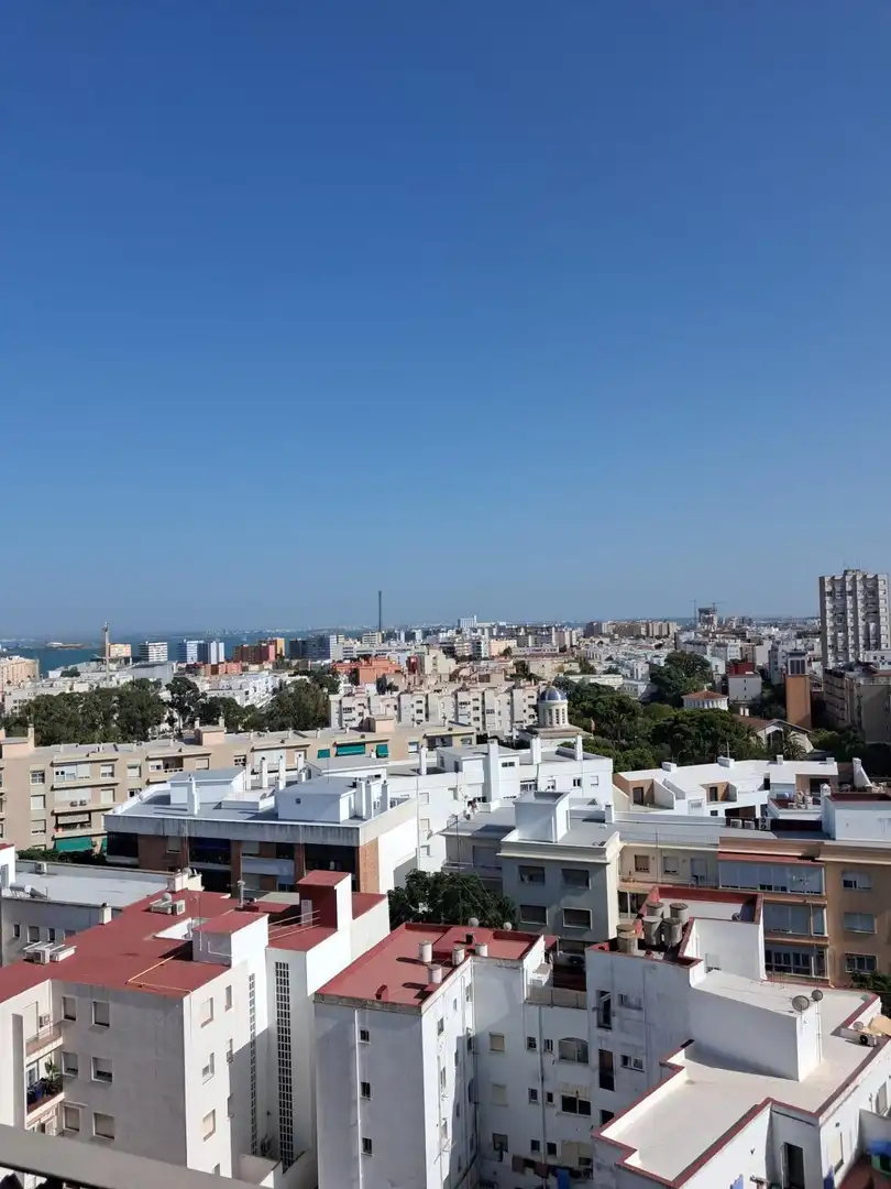 Vista exterior de Piso de alquiler en Cádiz con Aire acondicionado y Balcón