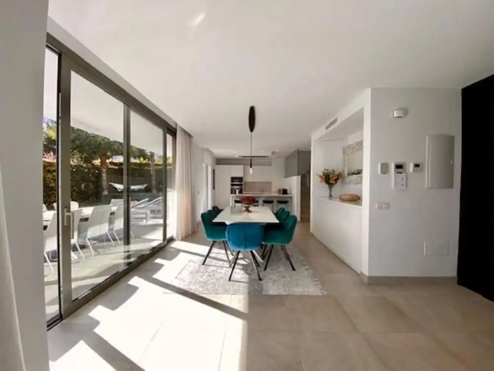 Menjador de Casa o xalet de lloguer en Estepona amb Aire condicionat, Jardí privat i Terrassa