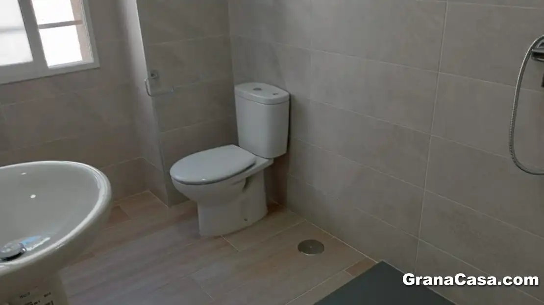 Badezimmer von Wohnung zur untervermieten in Granada mit Klimaanlage, Heizung und Möbliert