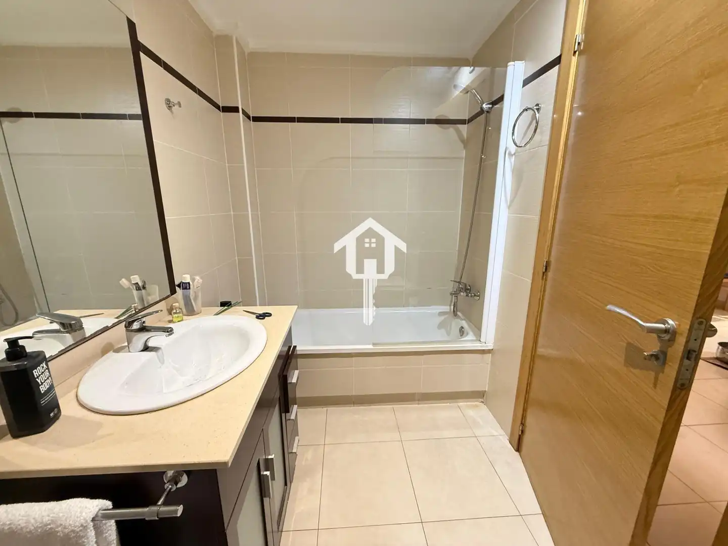 Baño de Piso en venta en Alicante / Alacant con Amueblado, Balcón y Jacuzzi