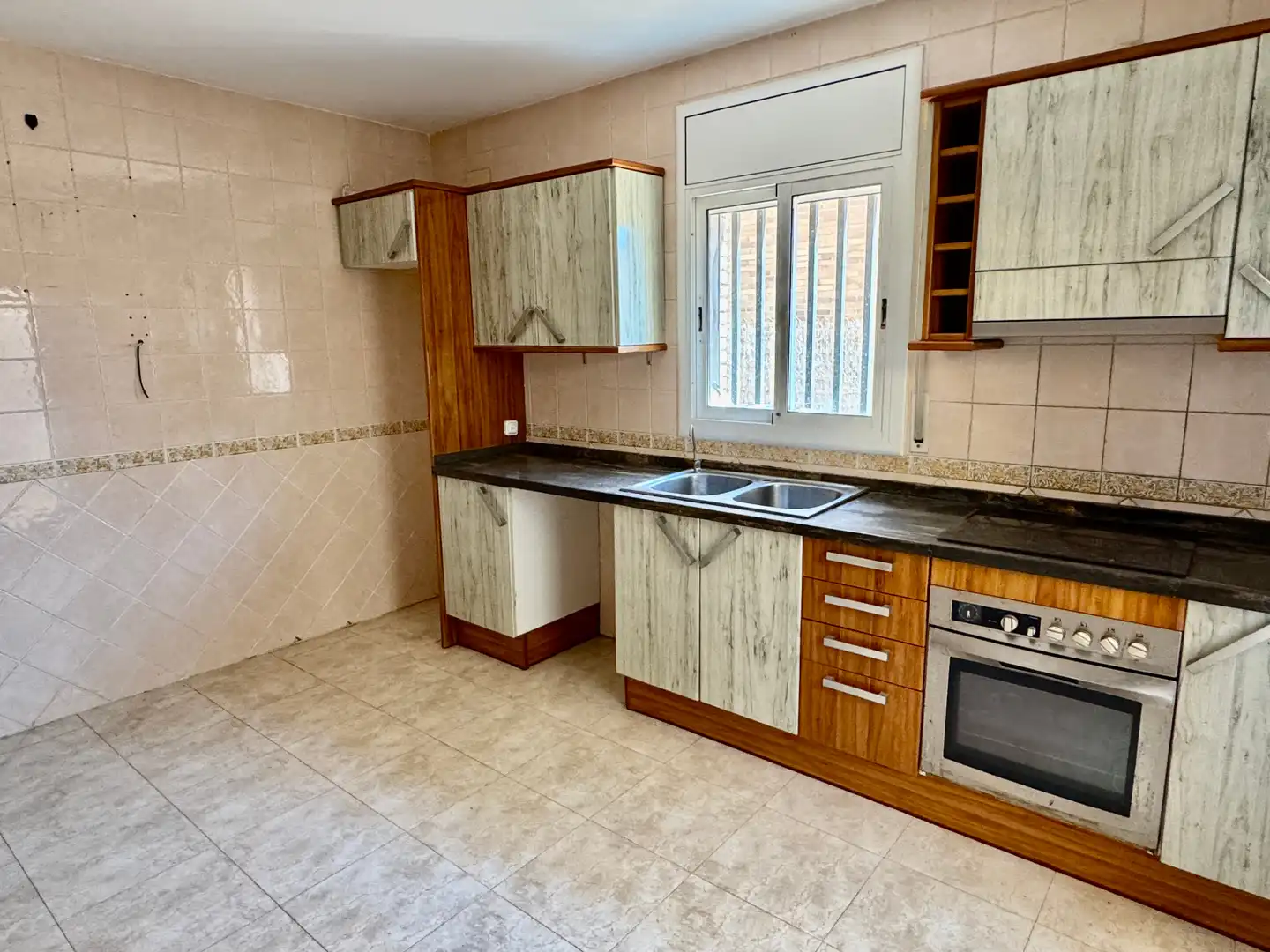Küche von Einfamilien-Reihenhaus zum Verkauf in Calafell mit Heizung, Privatgarten und Terrasse