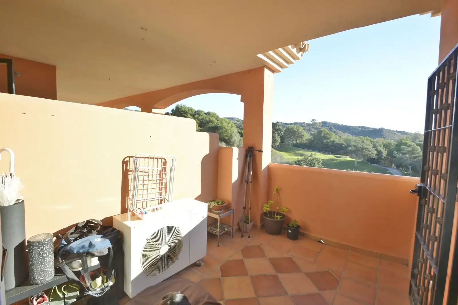 Terrasse von Wohnungen zum Verkauf in Marbella mit Klimaanlage, Heizung und Privatgarten