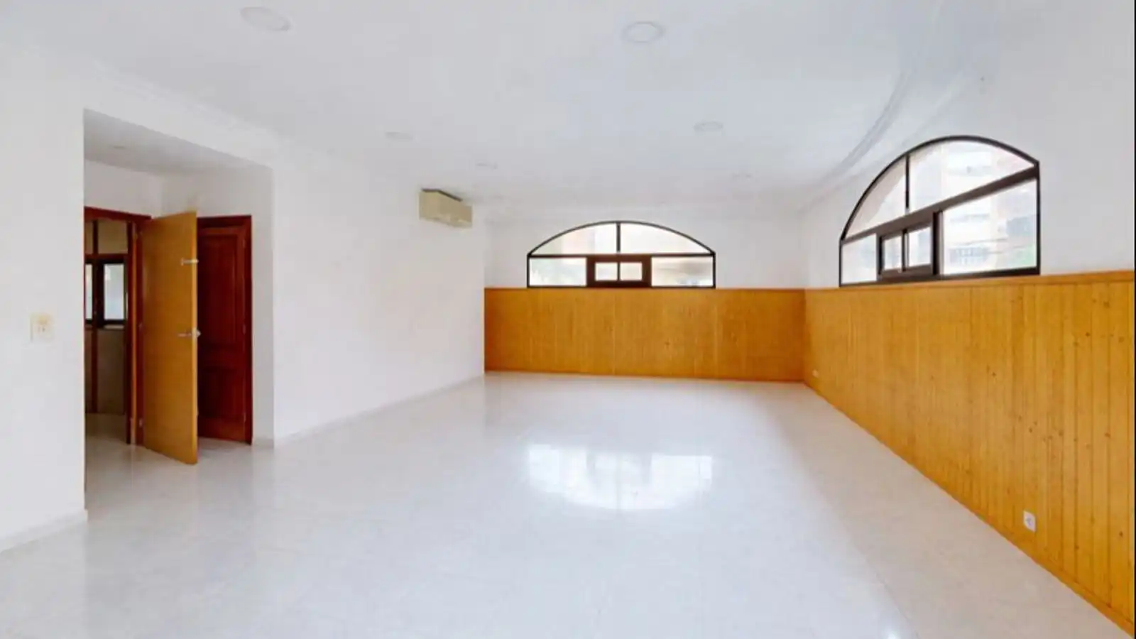 Commercial properties for sale in  Palma de Mallorca  with Air Conditioner, Terrace and Internet