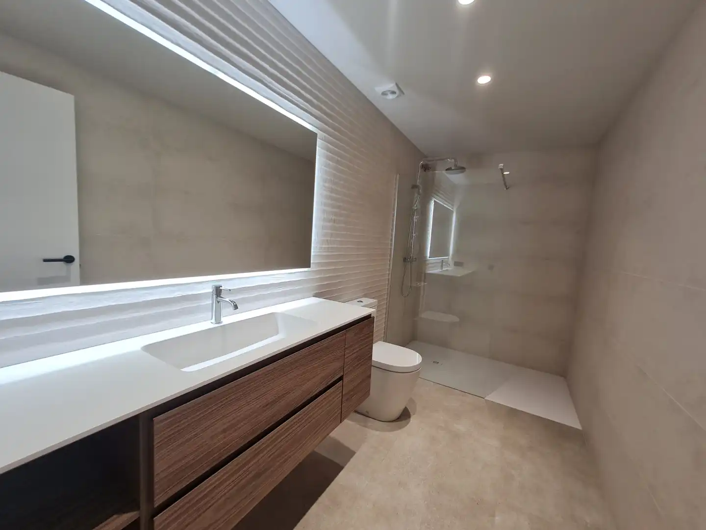 Badezimmer von Einfamilien-Reihenhaus zum Verkauf in Casserres mit Klimaanlage, Heizung und Privatgarten