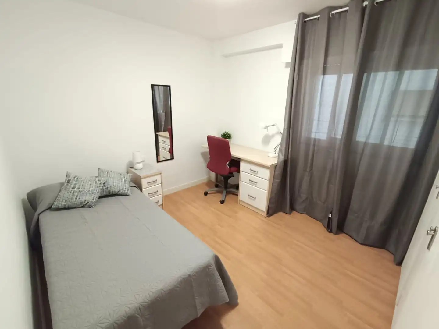 Habitación de Piso para compartir en Madrid con Amueblado, Lavadora y Microondas