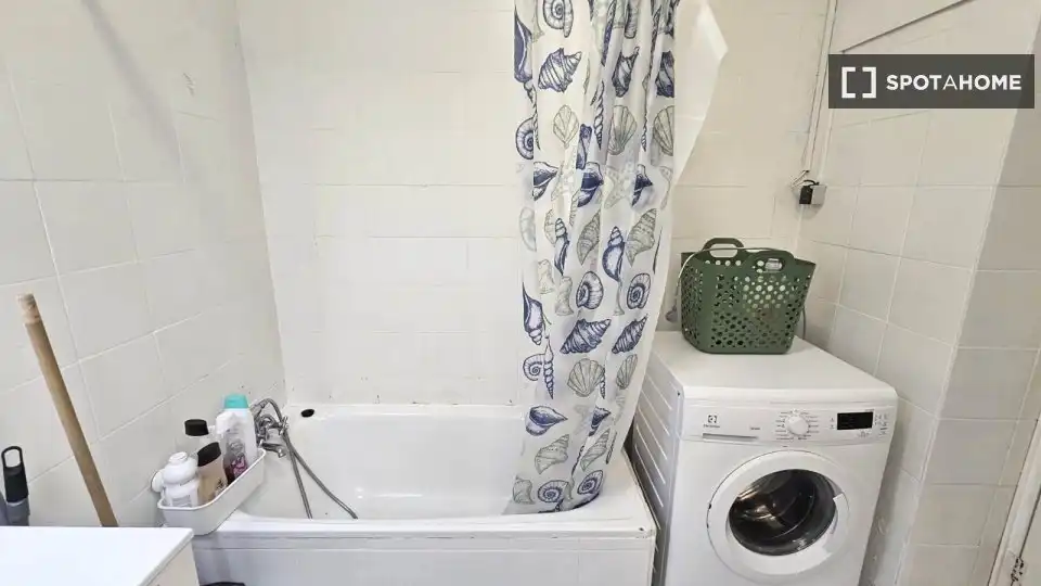 Baño de Piso de alquiler en Madrid con Aire acondicionado, Calefacción y Amueblado