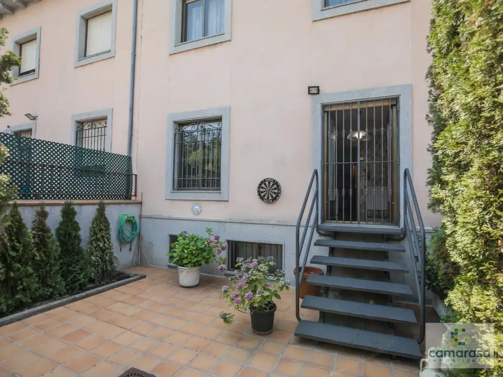 Vista exterior de Casa o chalet en venta en Ávila con Jardín privado, Piscina y Piscina comunitaria